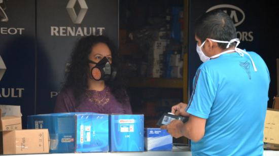 Locales de repuestos para automotores en la calle Gran Colombia, en Cuenca, el 14 de abril.