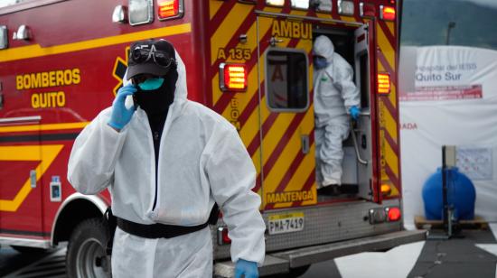 Personal de salud en una ambulancia afuera del Hospital del IESS Quito Sur, el 15 de abril.