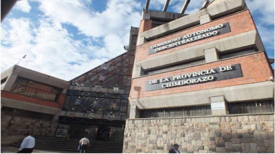 La Fiscalía provincial allanó las instalaciones de la Prefectura de Chimborazo, la noche del 23 de abril. 