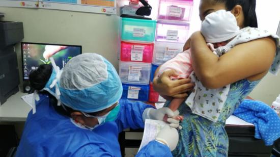 Una enfermera toma el tamizaje neonatal a un bebé en el centro de salud 9 en Guayaquil, el 23 de abril de 2020.