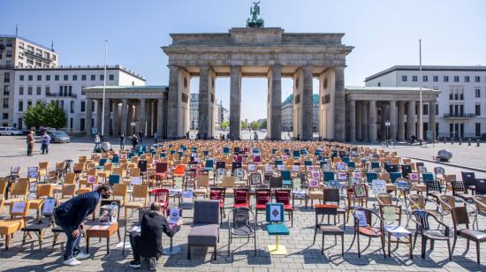 Cientos de sillas han sido colocadas ante la Puerta de Brandemburgo en Berlín, Alemania, el viernes 24 de abril. El sector de la hostelería alemana protesta contra la falta de garantías y ayudas a corto plazo para el sector .