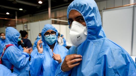 Médicos y trabajadores de salud se preparan en un improvisado hospital en el Centro de Convenciones instalado por el Municipio, en la ciudad de Guayaquil, este 14 de abril de 2020.