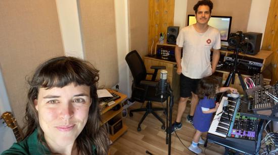 Los músicos Alejandro Rivas y María Laura Bustamante, en el estudio de su casa, en Lima, el 25 de abril.