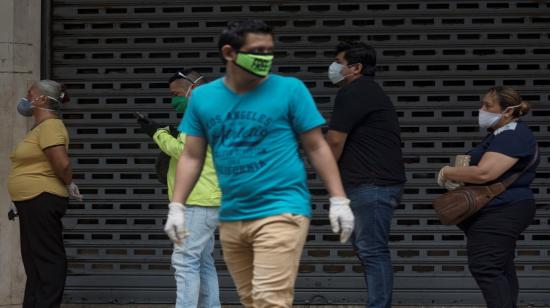 Ciudadanos esperan en fila en Guayaquil, ciudad epicentro del coronavirus en el país, el pasado 20 de abril. 