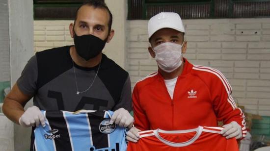 Los futbolistas posaron con las camisetas de Gremio e Inter, en el comedor de Porto Alegre.