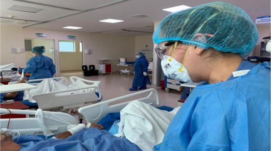 Visita a los pacientes hospitalizados por parte de la directora médica del Hospital Ceibos en Guayaquil, María del Carmen Durán, el 26 de abril. 