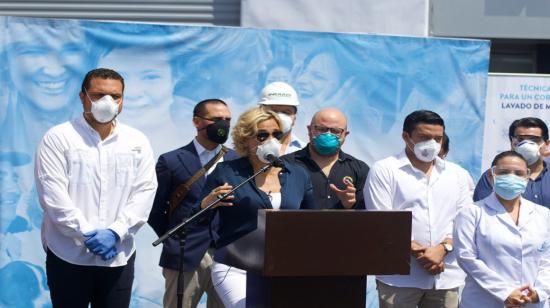 La alcaldesa Cynthia Viteri en la inauguración de un centro provisional para atender a pacientes de Covid-19, el 24 de abril. 