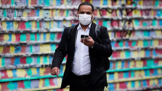 Un hombre camina por una calle del centro de Sao Paulo, Brasil, el viernes 24 de abril.