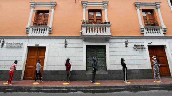 Ciudadanos  esperan en una fila para entrar a un supermercado en Quito el 17 de abril de 2020.