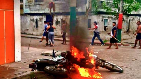 Dos motos de la Policía fueron quemadas en el Guasmo Sur, Guayaquil, este lunes 27 de abril.