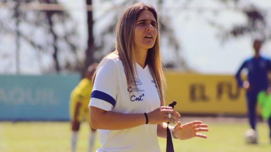 Emily Lima dirigiendo uno de los entrenamientos del equipo femenino, en la Casa de la Selección.