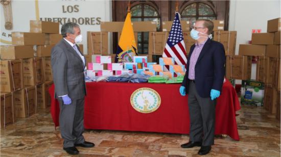 El ministro de Defensa, Oswaldo Jarrín, y el Embajador estadounidense en Ecuador, Michael J. Fitzpatrick, en la entrega de la donación a Ecuador, el 27 de abril. 