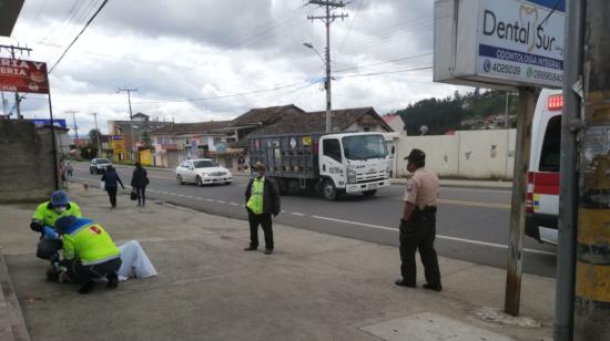 Una persona sin hogar usó un traje de bioseguridad el 27 de abril en Cuenca. 