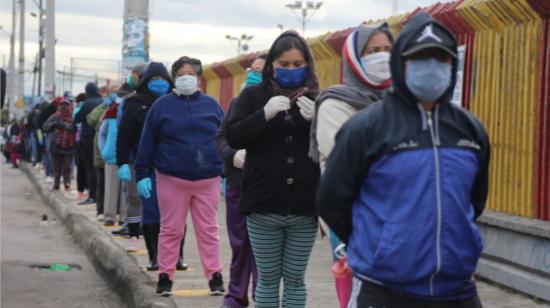 Feria Sanitaria Saludable organizada por el Municipio de la capital, en las inmediaciones del Estadio del Aucas, al sur de Quito, el 28 de abril de 2020.