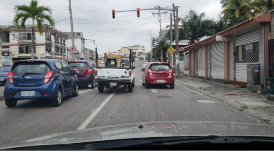 Varios locales comerciales cerrados al público, en la ciudadela Urdesa, al norte de Guayaquil, el 28 de abril de 2020.