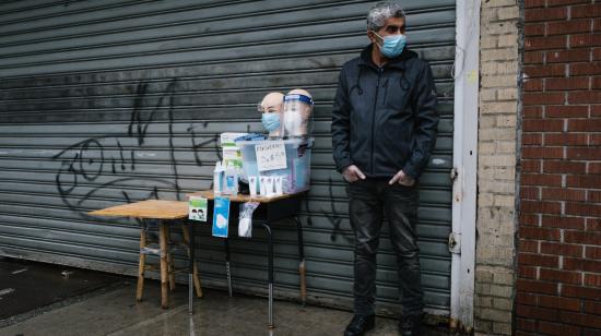 Una persona vende mascarillas en una calle del centro de Nueva York, el 21 de abril de 2020.