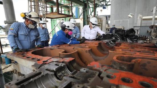 Pablo Flores, gerente de Petroecuador, junto a trabajadores de la petrolera realizaron una visita técnica a la Unidad FCC de la Refinería de Esmeraldas, el 28 de abril. 