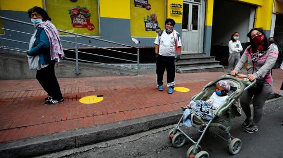 Ciudadanos hacen fila para ingresar al Mercado de San Roque, en Quito, el 27 de de abril. 