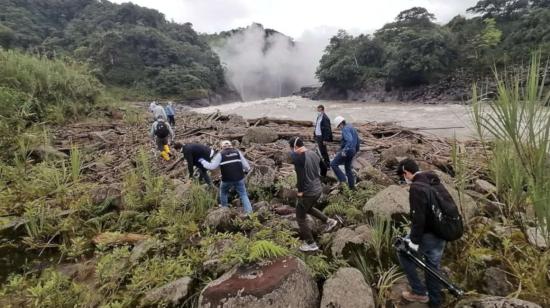 Autoridades de Sucumbíos y del Ministerio de Energía realizaron recorridos para constatar la situación respecto a la ruptura de tuberías del SOTE y OCP, en el sector de San Rafael, el 9 de abril de 2020.