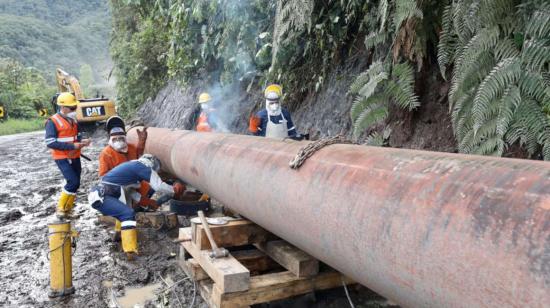 Técnicos trabajan en la reparación del Sistema de Oleoducto Transecuatoriano (SOTE), en el sector San Rafael, el 13 de abril de 2020.