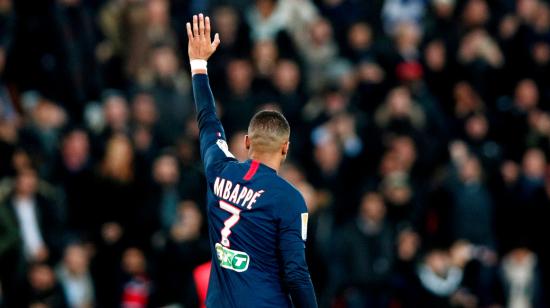 Kylian Mbappé, del Paris Saint Germain, celebra durante el partido de fútbol de cuartos de final de la Copa de la Ligue francesa entre PSG y Saint-Etienne en el estadio Parc des Princes en París, Francia, el 08 de enero.