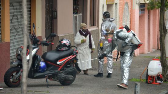 Fumigación en una de las calles de Cuenca realizada el miércoles 29 de abril de 2020.