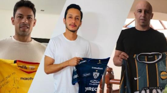 Los jugadores Matías Oyola, Hamilton Piedra y Wellingon Sánchez posan con las camisetas que serán subastadas.