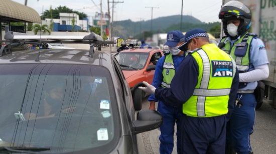 Agentes de la ATM registran a un vehículo en uno de los puntos de control que hay en Guayaquil el pasado 28 de abril de 2020.