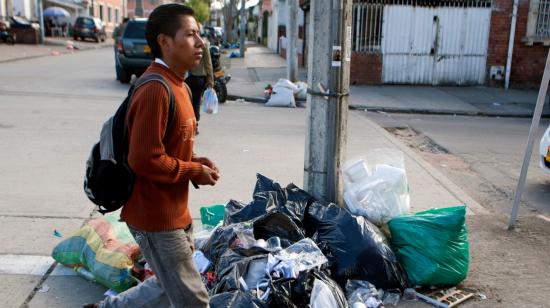 Imagen referencial de un ciudadano en Guayaquil caminando junto a un botadero de basura, el 29 de abril de 2020. 