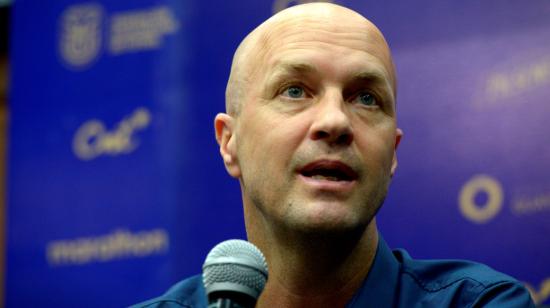 En la imagen, el seleccionador de Ecuador, Jordi Cruyff, en una rueda de prensa en Guayaquil.