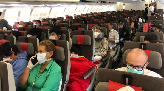 Pasajeros de un vuelo humanitario de la compañía Iberia, durante la escala en Guayaquil, el miércoles 29 de abril de 2020.
