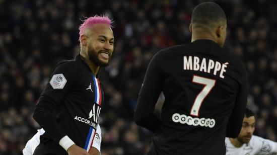 El brasileño Neymar y el francés Mbappé, festejan un gol para su equipo.