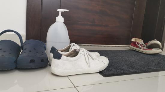 Una familia deja sus zapatos en la puerta de su casa como medida de seguridad frente al coronavirus, en Quito, el 30 de abril. 