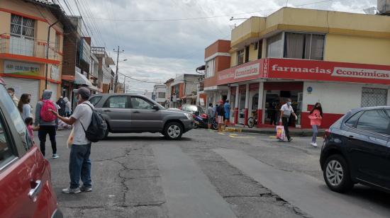 Autos y personas en las calles de Conocoto el 30 de abril de 2020 durante la crisis sanitaria por el coronavirus.