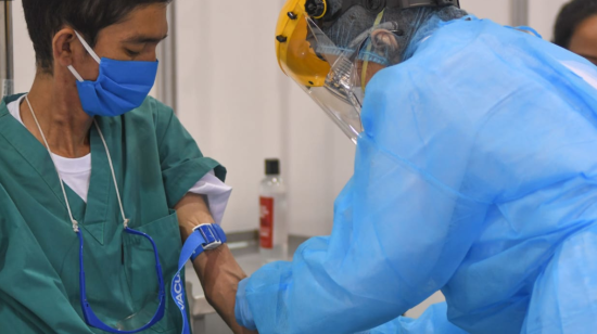 Personal médico ensaya la toma de muestras en un hospital provisional del Municipio de Guayaquil, el 29 de abril. 