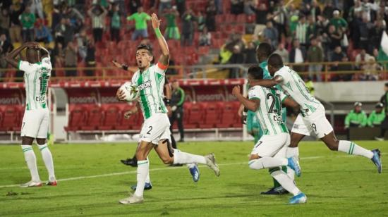 Celebración de un gol de Atlético Nacional en su victoria como visitante 3-4 frente a Equidad.