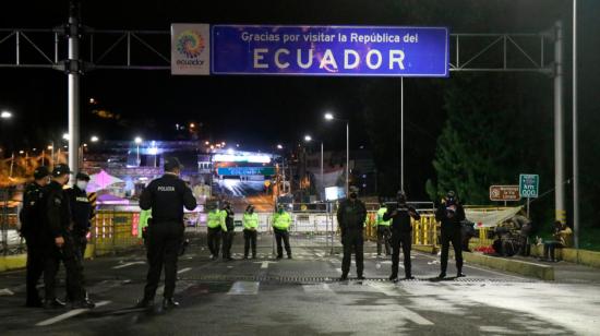 Agentes de la policía ecuatoriana bloquean el acceso al puente de Rumichaca el 1 de mayo de 2020.