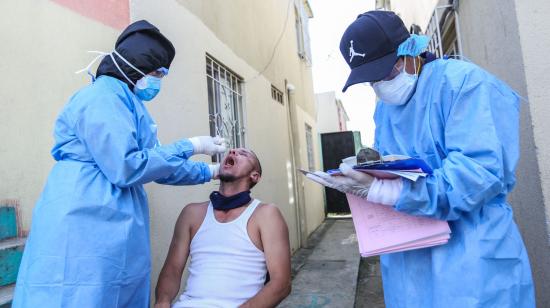 Personal del Ministerio de Salud realiza pruebas de coronavirus en los barrios de Guayaquil, este 27 de abril de 2020.