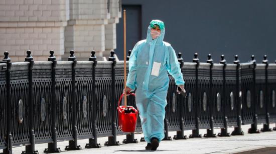 Trabajadora de limpieza recorre las calles con un traje de protección, el 2 de abril de 2020.