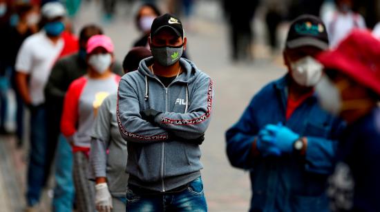 Personas hacen fila antes de ingresar a un supermercado, el 1 de mayo de 2020.