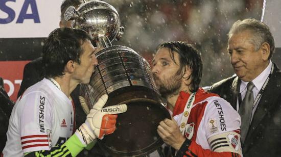 Marcelo Barovero y Fernando Cavenaghi besan el trofeo de la la Copa Libertadores, obtenida en 2015.