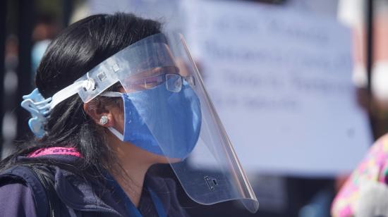 Trabajadores de la saludos realizaron un plantón pidiendo mayor seguridad, lo hicieron en los exteriores del Hospital Eugenio Espejo, el 28 de abril.