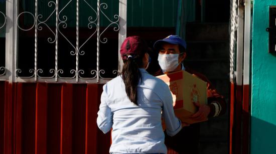 Personal del Mies entregó kits alimenticios en el barrio La Bota, en Quito, el 28 de abril. 