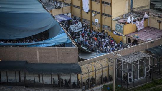 Agentes de la policía hablan con migrantes venezolanos en el puente de Rumichaca, el 30 de abril de 2020.