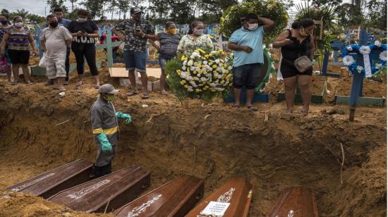 Familiares sepultan a sus fallecidos de Covid-19 en fosas comunes en el estado brasileño de Manaos, en Amazonas, el 28 de abril. 