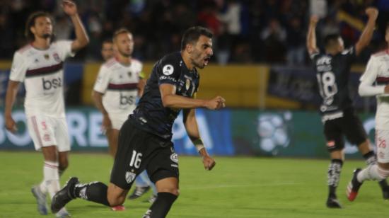 Cristian Pellerano festeja un gol en el partido frente a Flamengo, el 19 de febrero de 2020, en Quito.