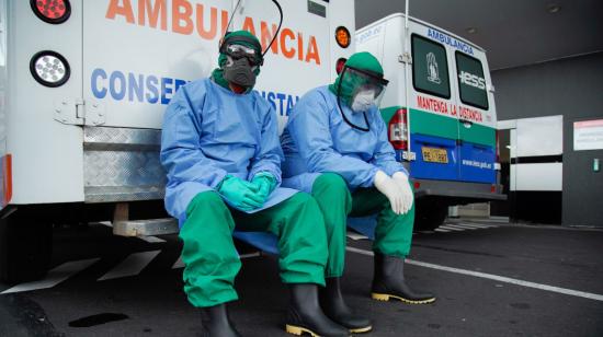 Personal del salud afuera del Hospital del IESS Quito Sur, el 15 de abril de 2020.