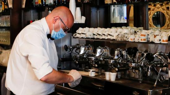 Un barman prepara café para llevar, en una cafetería en Roma, Italia, este miércoles 5 de mayo.