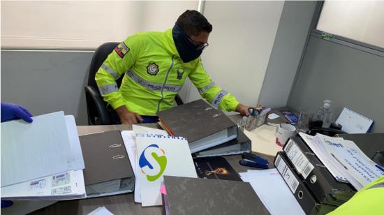 La Fiscalía y efectivos de la Policía allanaron la empresa Silverti, como parte de la investigación de un contrato con sobreprecio en un hospital de Guayaquil, el 4 de mayo. 