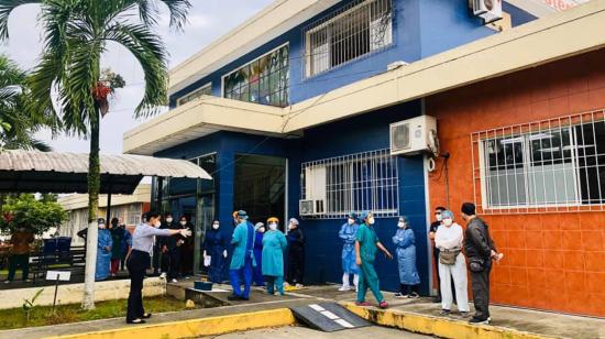 Personal médico en las afueras del centro de salud del hospital Darío Machuca, de La Troncal, el 4 de mayo de 2020.